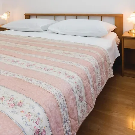 Two-bedroom In דירה לוקבה